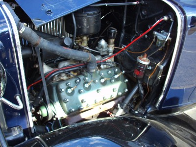 Un moteur, Ford V8, pour faire plaisir à TheSTone, il y a même la place sous le capot pour les pièces de rechanges