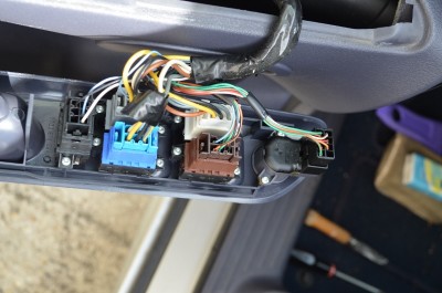 1 connecteur pour réglage rétros, 1 connecteur par vitre et un connecteur pour le verrouillage des 2 vitres électriques arrières