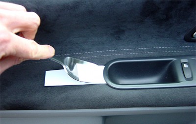 Faire levier à l'aide d'une simple cuillère et d'un carton plié pour protéger la platine et l'habillage
