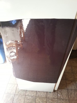 mettre en attente le film sur une surface lisse et tres propre  ( cela aidera a enlever la protection )