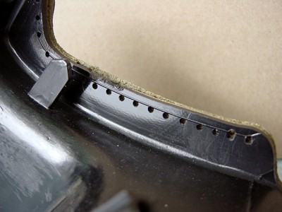 Une multitude de trous de Ø 1,5 mm sur le pourtour de l'élément (ou de la partie à réparer). percer la partie rigide seulement, pas le revêtement souple.