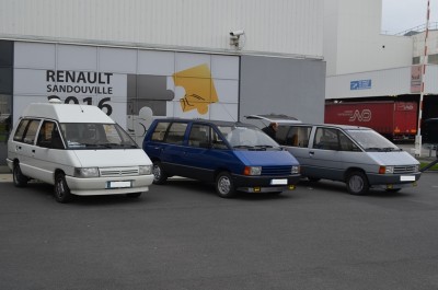 Sandouville_0128.JPG (23.85 Kio) Vu 12484 fois Garage des "historiques" devant l'espace communication de l'usine