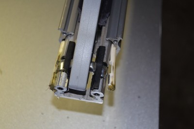 Glissières_charriot_2.jpg (16.64 Kio) Vu 10157 fois Sortie du charriot à l'aide de l'outil dédié dans le coffre de l'Espace