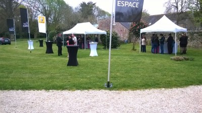 On se prépare doucement pour l'arrivée du buffet, servi sous un beau ciel bleu breton