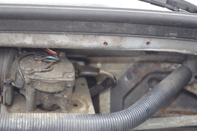 DSC_0771.JPG (29.65 Kio) Vu 1180 fois trous dans le bandeau sous les essuies glace