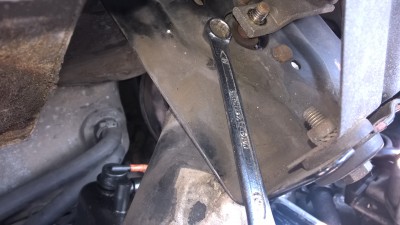 On désolidarise le moteur de son support. Clé de 10