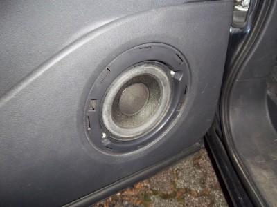 IMGP5008.JPG (1.6 Mio) Vu 6415 fois Retirer le haut parleur (quoique pas nécessaire, mais bon...