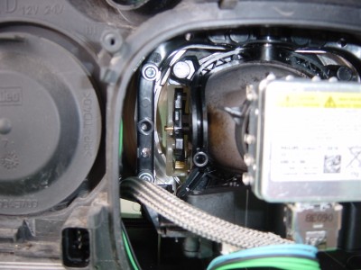 DSC02017.JPG (528.94 Kio) Vu 5258 fois On voit même l'extérieur du réflecteur piqué, la chaleur a fait des dégâts. L'intérieur est pire. On remarque la roue dentée du moteur qui commande le volet croisement/plein phare.