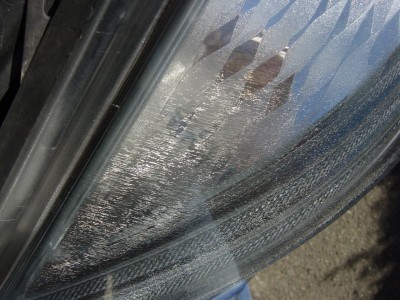 DSC01618.JPG (588.08 Kio) Vu 5096 fois Au bout de quelques années, la glace laisse apparaître des micro-fissures. La matière se dégrade (les phares n'ont jamais été frottés ni nettoyés avec un produit quelconque)