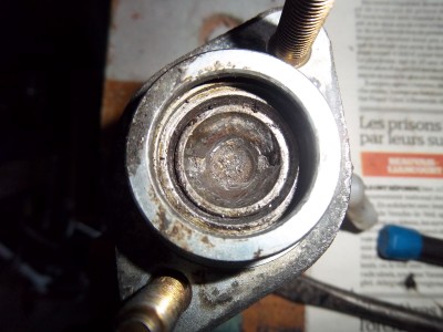 Circlip retiré, on voit bien les 2 encoches pour dégager le piston