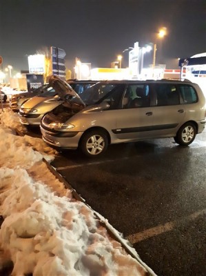 Capot levé pour vérifier les niveaux, rien d'anormal !