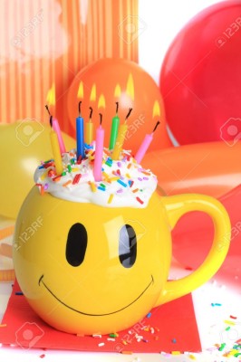 8889682-joyeux-anniversaire-smiley-face-coupe-du-gâteau-avec-des-bougies-allumées-et-les-ballons-.jpg