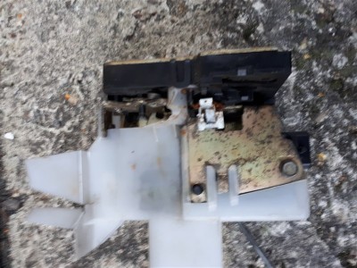 serrure moteur 2.jpg (117.24 Kio) Vu 10892 fois Au passage on aperçoit le clip métallique de la tringle d'ouverture extérieure