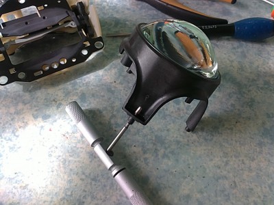 Taraudage du support afin de la fixer à l'aide de vis.
