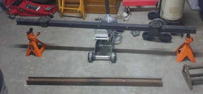 levage en position.JPG (75.85 Kio) Vu 4369 fois Quand la voiture est levée avec le cric le profilé en I repose sur les chandelles