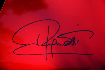 signature de Jean Ragnotti sur le capot d'une Clio