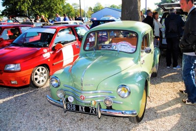 Clio rouge qui a la signature de Jean Ragnotti