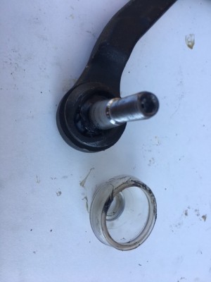 IMG_4425.JPG (76.51 Kio) Vu 4594 fois Une rotule de direction démontée, on voit bien que le transparent est le soufflet et non une protection