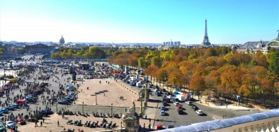 Sur la térrasse de la FIA on a une superbe vue sur la Tour Eiffel et sur le Grand Palais qui a vue les premières expositions de voitures