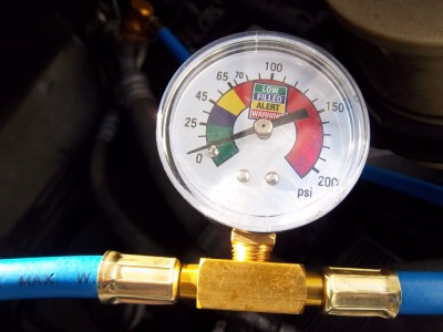 IMGP7317.JPG (172.74 Kio) Vu 9151 fois Au début... C'est vide, mais il reste du gaz, le compresseur s'est enclenché