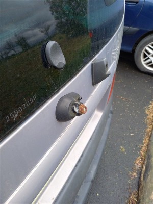 V6_94.jpg (93.7 Kio) Vu 8718 fois La bras d'essuie glace arrière s'est suicidé