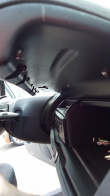 On remarque les 3 + 6 vis ajoutées sous le portillon.