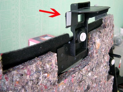 Sans titre-1 copie.jpg (405.65 Kio) Vu 2654 fois La flèche montre le coté où placer une mousse de 4 x 5 cm environ. Ici, la vue arrière du panneau de moquette de garniture du hayon.
