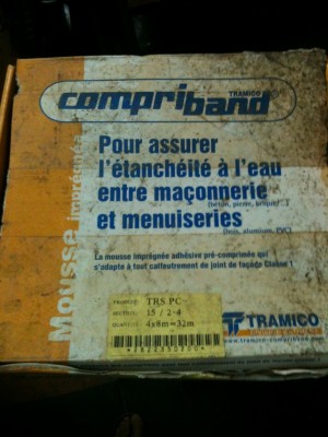 Pose du compriband pour étanchéité du toit ouvrant.Ça évite le silicone