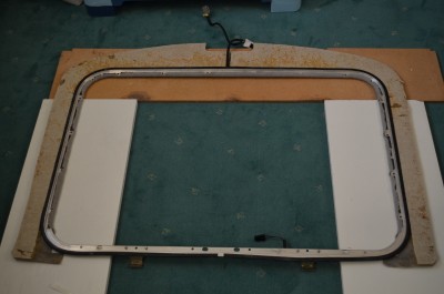 DSC_0570 (2) (800x530).jpg (20.84 Kio) Vu 4505 fois Evider la moquette et coller les bords sur l'intérieur du cadre : j'ai utilisé le même double-face que le saute vent