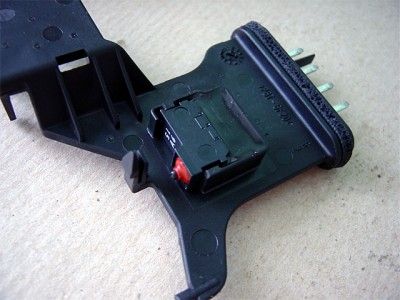 contact 2.jpg (349.13 Kio) Vu 29953 fois Voici le contacteur (étanche) d'origine, petit mais très fragile et pas prévu pour durer longtemps