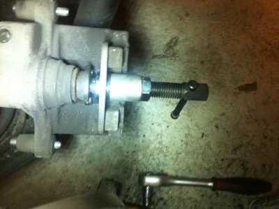 FA35.JPG (339.89 Kio) Vu 18333 fois les deux ergots se logent dans le piston, cela va nous permettre de le faire tourner afin qu'il rentre dans son logement, il est utile de temps en temps de vérifier le niveau de liquide frein dans le bocal, on ne sait jamais si après le changement de deux disques et d'un jeu de plaquette neuves, il veuille dépasser le niveau maxi, pour ma part, j'ai utilisé une pipette à sirop (pipette pour doliprane enfants) pour enlever l'excédant