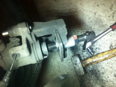 FA36.JPG (374.57 Kio) Vu 17585 fois voilà c'est rentré!!! maintenant après avoir nettoyé à la brosse métallique les parties de l'étrier on refixe la partie fixe de l'étrier sur la fusée sans oublier de mettre du frein filet sur les boulons de 18!!