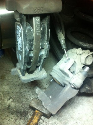 FA37.JPG (347.18 Kio) Vu 17585 fois une fois la partie fixe de l'étrier replacée, on place les nouvelles plaquettes en faisant très attention aux plaquettes internes, elles ne peuvent pas être inversées (Gauche et droite), sinon la plaquette ne s'usera pas uniformement