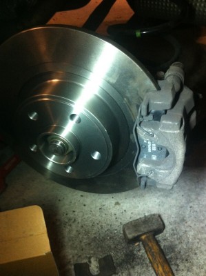 FA38.JPG (307.41 Kio) Vu 14570 fois on remonte la partie mobile (frein filet bien entendu sur les pas de vis des boulons colonnes) et faisant attention aux clips des plaquettes intérieures, puis on replace le clip de maintien au niveau de la plaquette extérieure