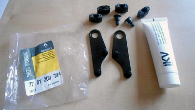 Renault Genuine 7701209744 - MECHANISM SunROOF repair kit for Megane IIRenault Genuine 7701209744 - MECHANISM SunROOF repair kit for Megane II.jpg (177.28 Kio) Vu 4658 fois Attention ! La référence Renault montrée sur la photo est valable pour une Mégane. La référence pour l'Espace 4 est : 7701210007 et le kit comporte 4 biellettes.