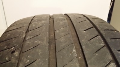 Le pneu arrière gauche