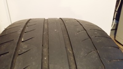 Le pneu arrière droit