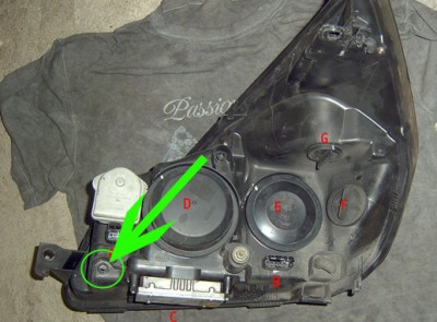 bouchon phare.jpg (106.36 Kio) Vu 16492 fois La flèche verte montre l'orifice avec la chicane devant être recouvert par un bouchon. Plusieurs bouchons peuvent être présents sur le phare, il faut chercher. Photo prise sur le net, merci à son auteur.