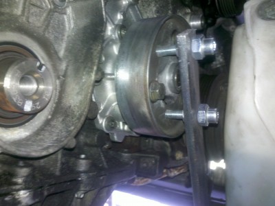 2015-06-21_17-49-58_374.jpg (29.5 Kio) Vu 8518 fois pour empêcher la poulie de tourner, un bout de fer plat, 2 vis M8, entraxe 58 mm