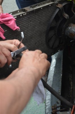 DSC_0339 (2).JPG (48.06 Kio) Vu 11482 fois Cette fois il faut inciser ... 5 cm de durite de moins, c'est pas la mort non plus !