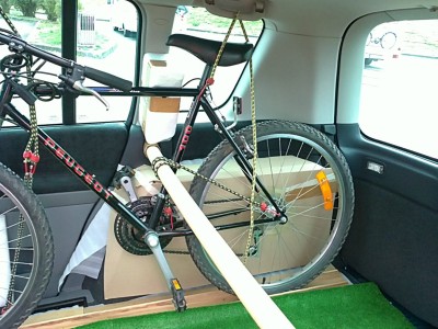 13092015648.JPG (283.47 Kio) Vu 3468 fois En partie inférieure, les sandows sont fixés dans les rails des sièges.