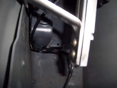 IMGP5000.JPG (1.75 Mio) Vu 6178 fois Le moteur est là. 2 vis à retirer.