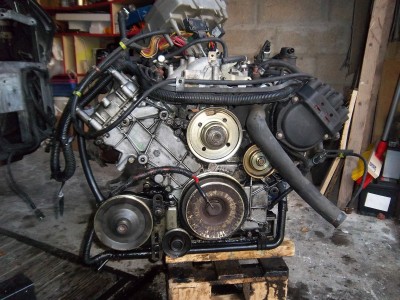 IMGP5138.JPG (2.44 Mio) Vu 4054 fois Moteur en cours de nettoyage. Rassurez-vous, j'ai mis de l'absorbantau sol, après !