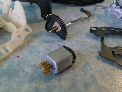 09102018895.JPG (456.88 Kio) Vu 14391 fois A partir du phase 2, c'est un moteur qui permet de passer de feu de code à feu de route (plus d'électro-aimant).