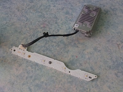 07102018861.JPG (626.53 Kio) Vu 14391 fois Le module feux de jour (juste 4 leds soudées sur un circuit imprimé monté sur un refroidisseur en aluminium de 3 mm. Le contrôleur est branché au circuit et permet 2 intensités lumineuses.