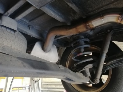 V6_76.jpg (597.39 Kio) Vu 7050 fois Je n'avais que 4 cm à vide auparavant entre la ligne et l'essieu !