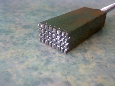 28062020337.JPG (645.09 Kio) Vu 8112 fois Détail de la tête : un bloc d'acier de 12 mm de coté usiné à la lame de scie et lime