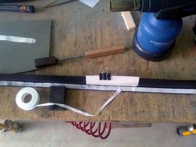 28062020339.JPG (709.13 Kio) Vu 8112 fois La fibre est sertie dans la matière à chaud (la tête de l'outil est chauffée au chalumeau). Un film en Téflon intermédiaire permet de décoller l'outil et de ne pas bruler la fibre.