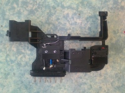 001.jpg (109.39 Kio) Vu 2474 fois Voici la platine avec le contacteur en question. Il faut ouvrir le bloc serrure afin d'y avoir accès.