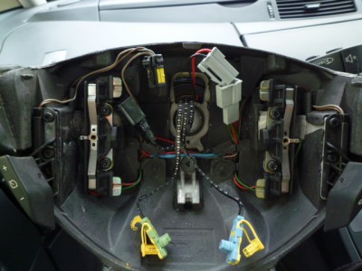 P1020643.JPG (163.47 Kio) Vu 13706 fois Boitier d'airbag démonté.